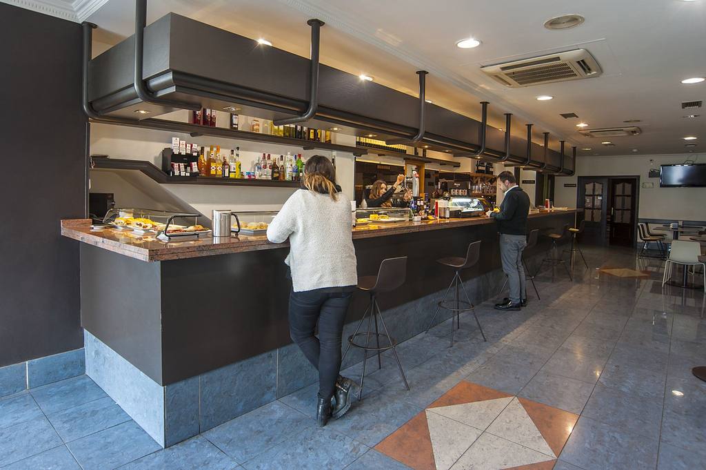 barra-cafeteria-restaurante-hostal-izaga-noain.jpg