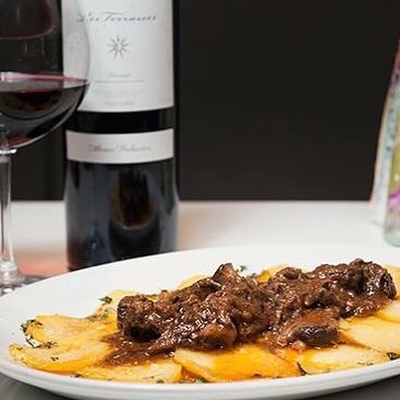 cola-toro-patatas-copa-vino-restaurante-jaime-alpresa-sevilla-andalucia.jpg