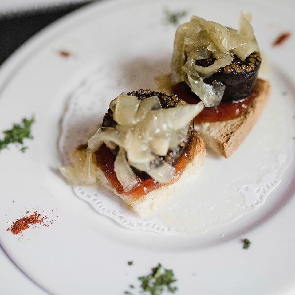 tapas-morcilla-tomate-cebolla-caramelizada-restaurante-jaime-alpresa-sevilla-andalucia.jpg