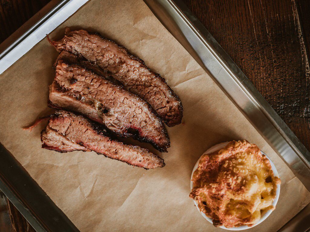 plato-brisket-patatas-fritas-queso-restaurante-jimbo-smokehouse-madrid.jpg