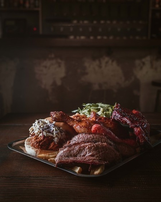 plato-hamburguesa-pechuga-pollo-ensalada-restaurante-jimbo-smokehouse-madrid.jpg