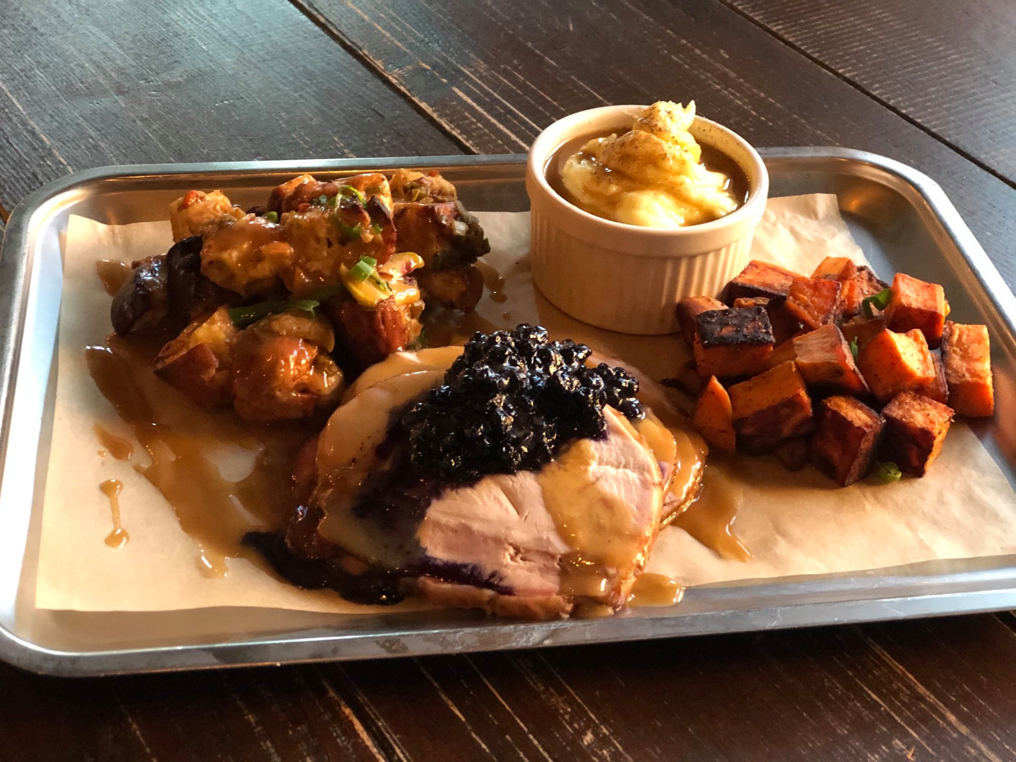 plato-carne-patatas-verdura-salsa-restaurante-jimbo-smokehouse-madrid.jpg