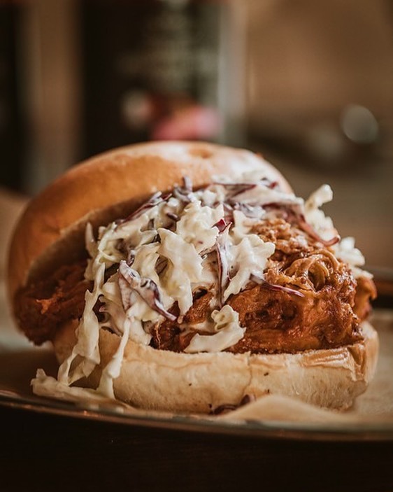plato-hamburguesa-pulled-pork-restaurante-jimbo-smokehouse-madrid.jpg