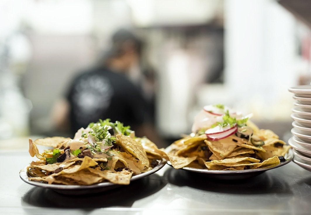 platos-nachos-verduras-restaurante-jimbo-smokehouse-madrid.jpg