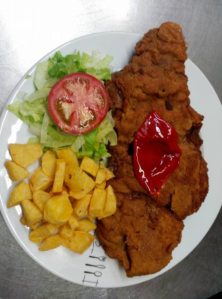 cachopo-con-patatas-y-ensalada-restaurante-la-vieja-bodega-rural-gijon-asturias.jpg