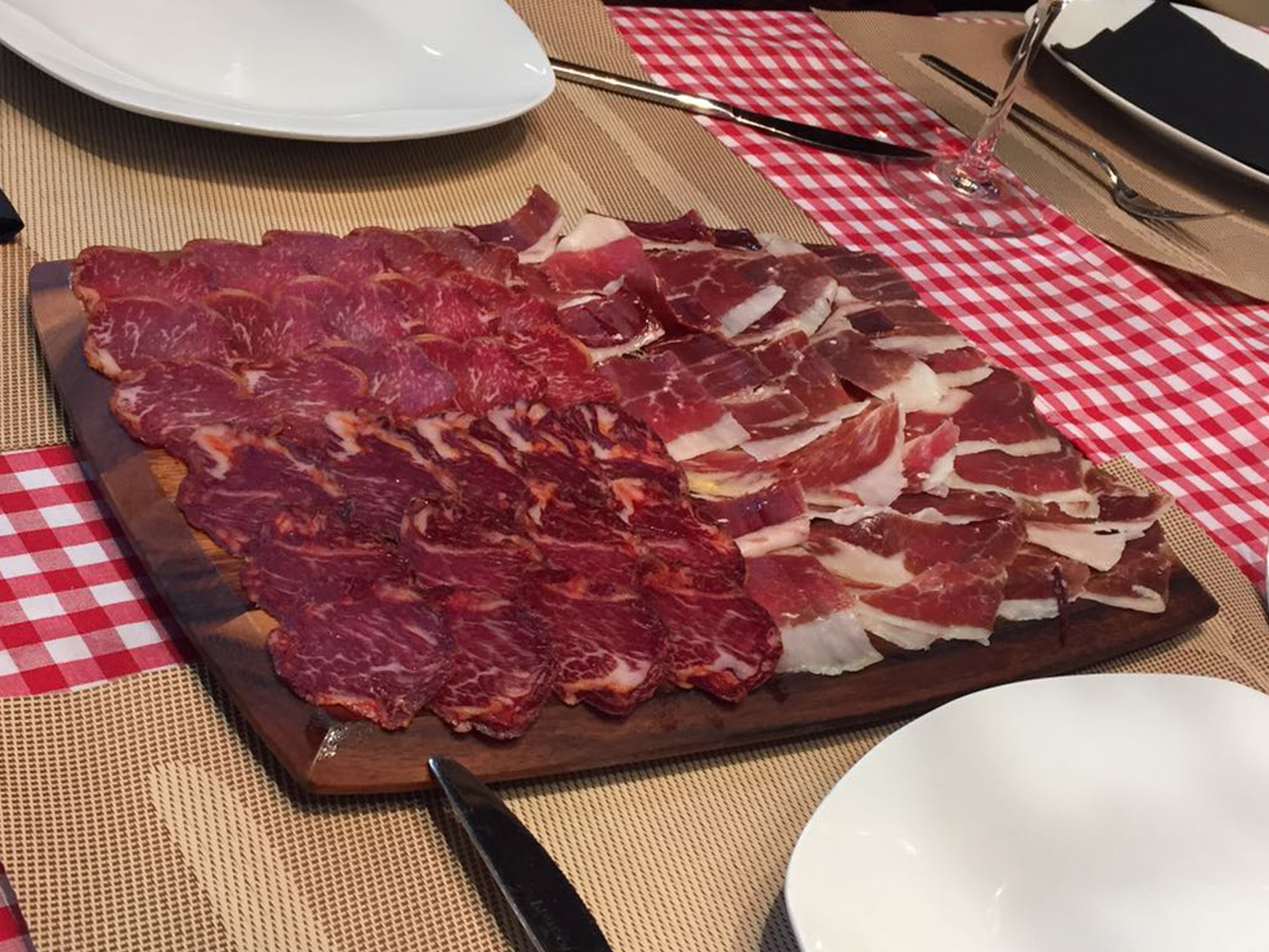 tabla-de-ibericosrestaurante-la-baka-baska-bilbao.jpg