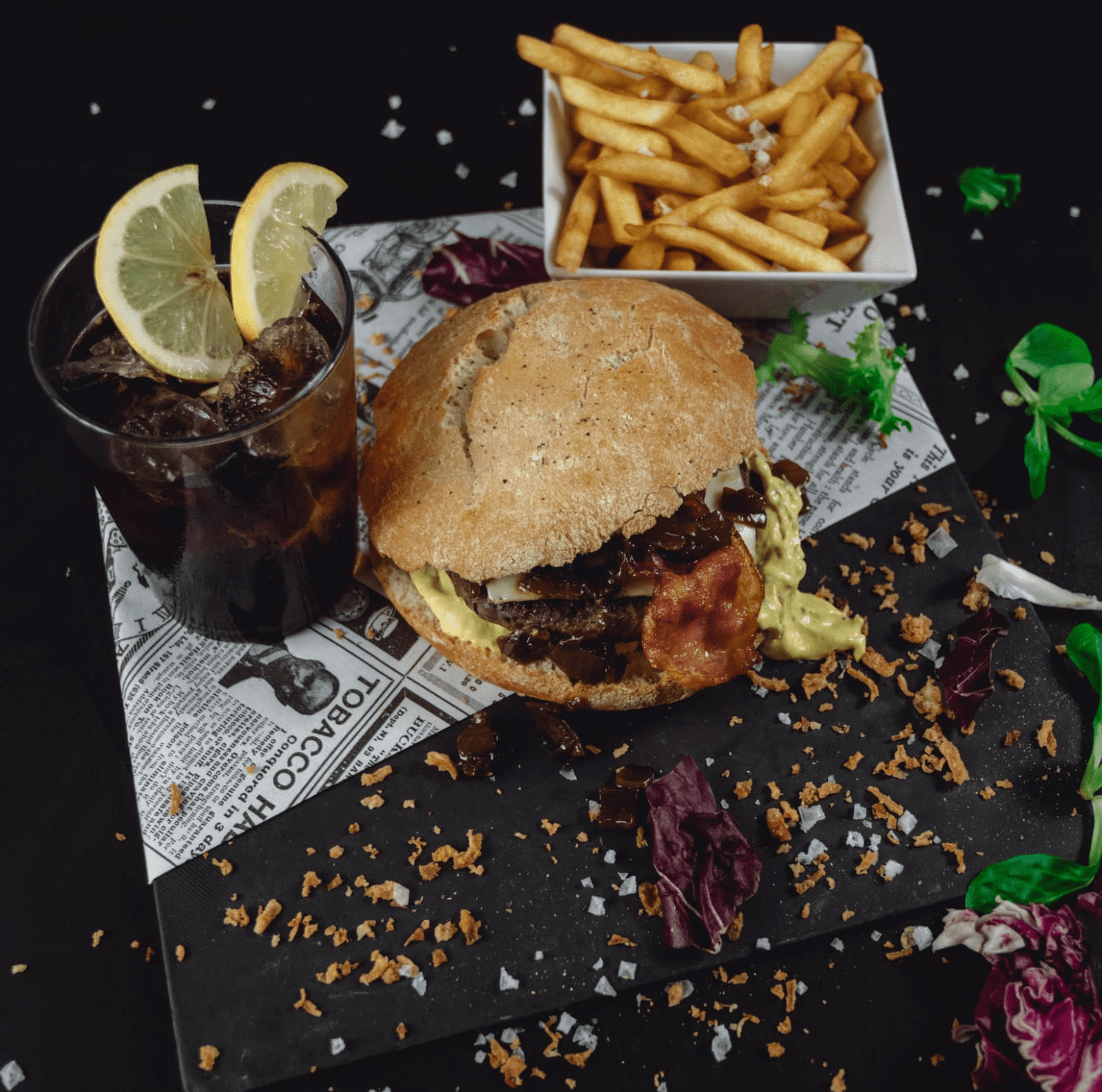 hamburguesa-con-bebida-y-patatas-restaurante-bar-la-cabana-navarra.png