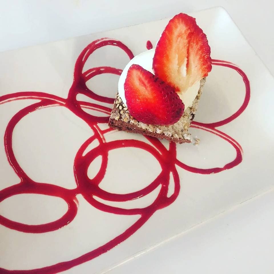 tarta-con-nata-y-fresa-restaurante-la-cantina-de-ruzafa-valencia.jpg
