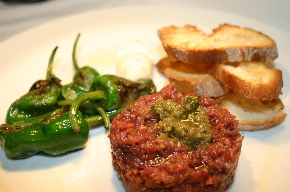 restaurante-lluna-barcelona-carne-pimiento-pan-rodaja.jpg