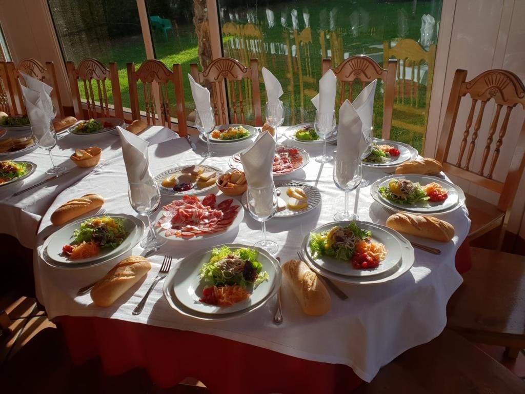 mesa-servida-restaurante-las-piscina-balmaseda.jpg