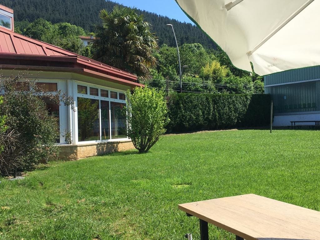 jardin-restaurante-las-piscina-balmaseda.jpg