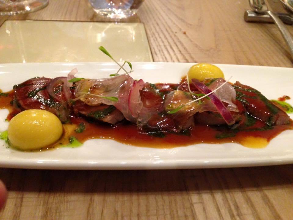 lata-berna-barcelona-carne-patatas-salsa-comida-restaurante.jpg
