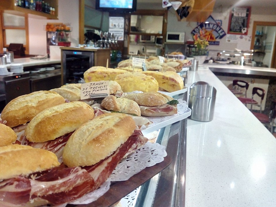 barra-larga-pinchos-restaurante-los-jamones-barakaldo.jpg