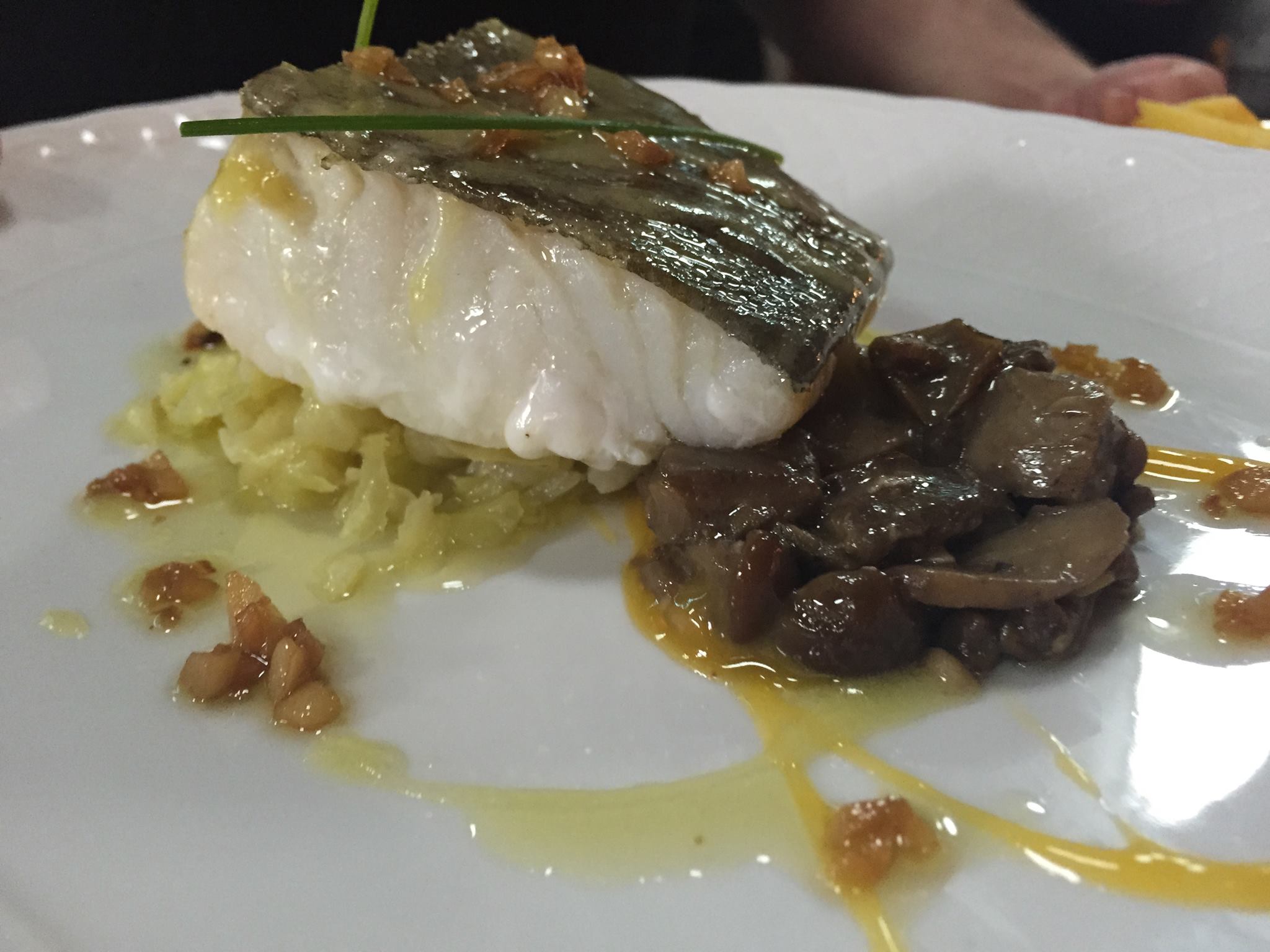 pescado-merluza-champinones-cebolla-caramelizada-restaurante-mano-palencia-castilla-leon.jpg