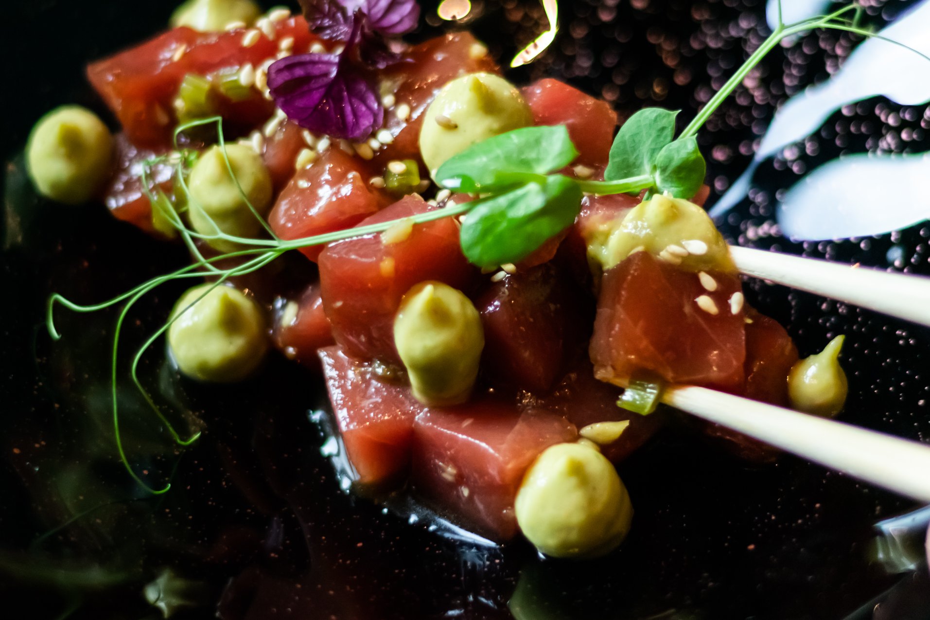 tartar-atun-bluefin-crema-aguacate-kimche-guisantes-shiso-morado-restaurante-marchica-palma-mallorca-baleares.jpg