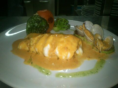 restaurante-mar-chivirito-badajoz-merluza-rellena-txangurro-salsa-almejas.jpg