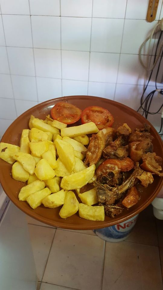 alitas-pollo-tomate-patatas-fritas-restaurante-meson-don-sancho-segovia-castilla-leon.jpg