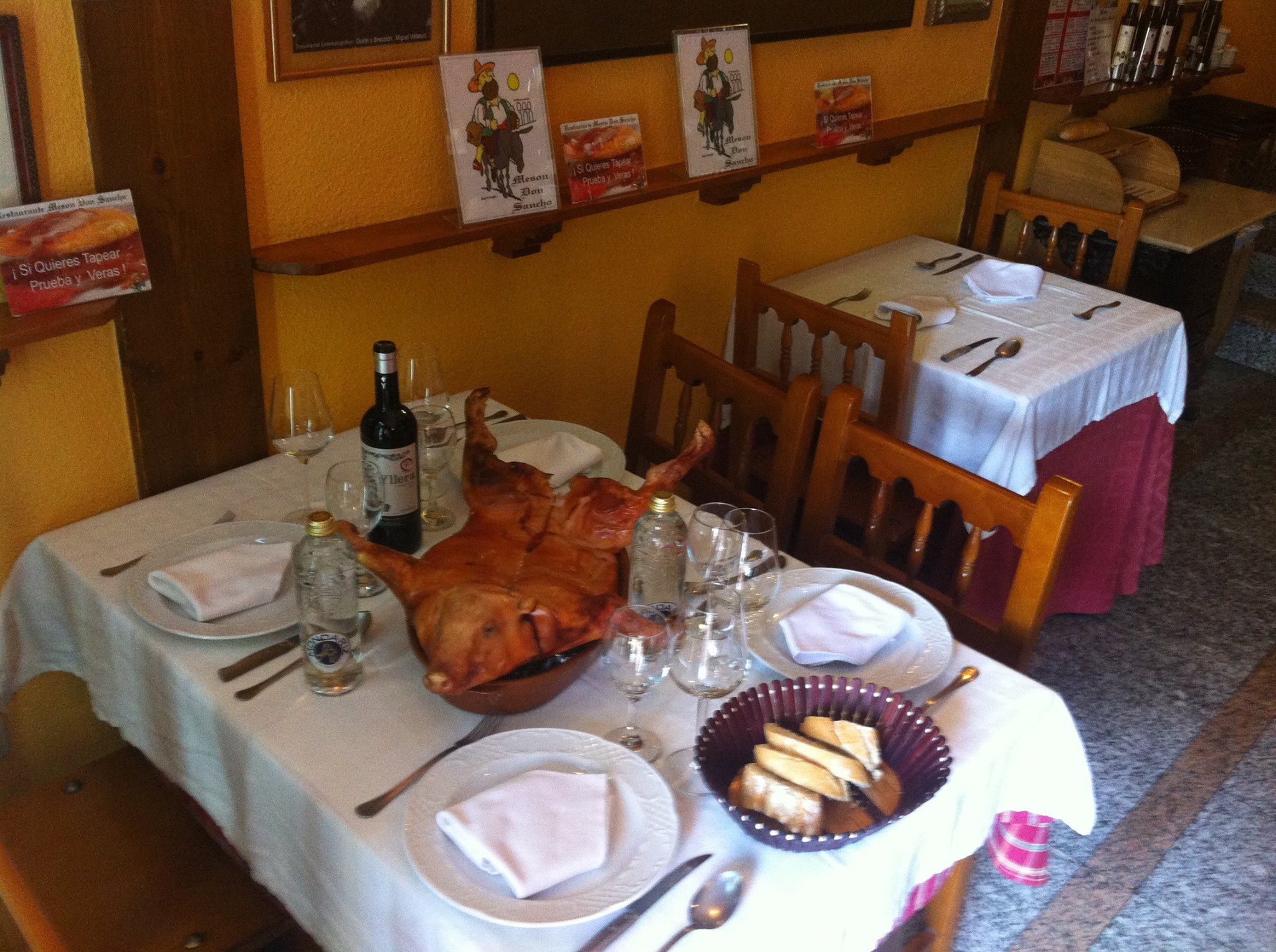 mesa-cochinillo-carne-restaurante-meson-don-sancho-segovia-castilla-leon.jpg