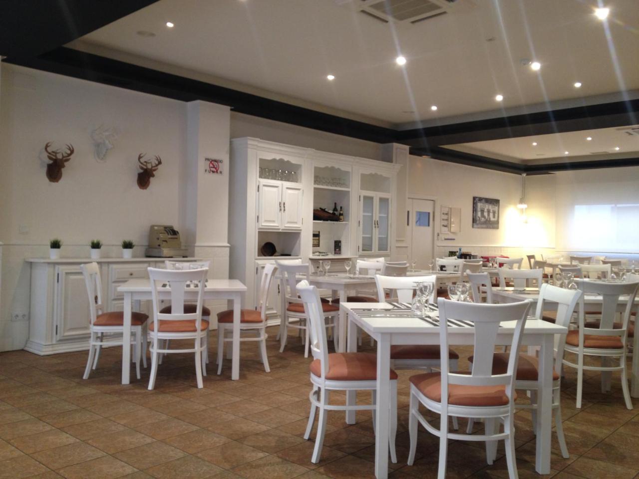 restaurante-interior-mesas-arnedillo-marrodan.jpg