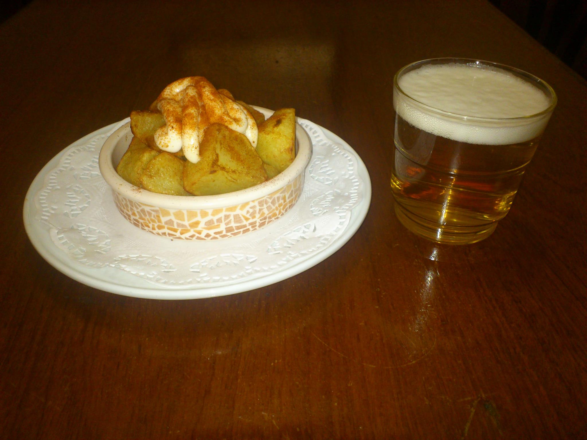 cerveza-con-patatas-bravas-bar-restaurante-smith-barcelona.jpg