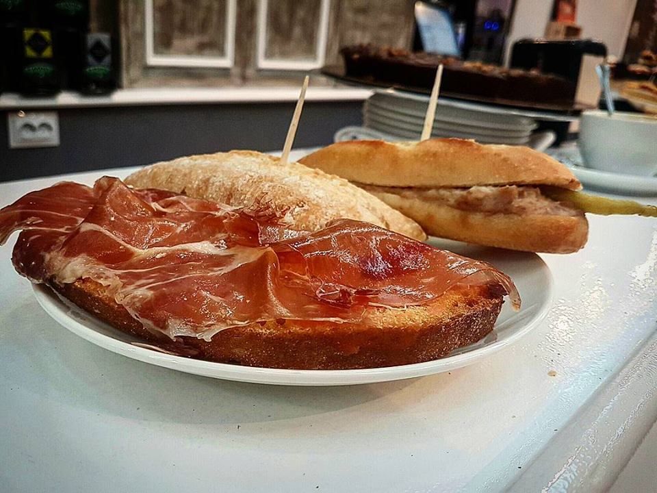 pinchos-jamon-bar-cafe-sirimiri-bilbao.jpg