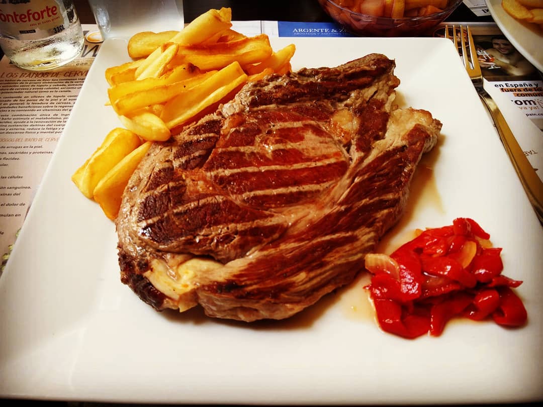 chuleton-brasa-patatas-fritas-pimientos-rojos.jpg