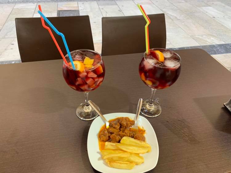 copas-sangria-tapa-restaurante-taberna-divisa-blanca-granada-andalucia.jpg