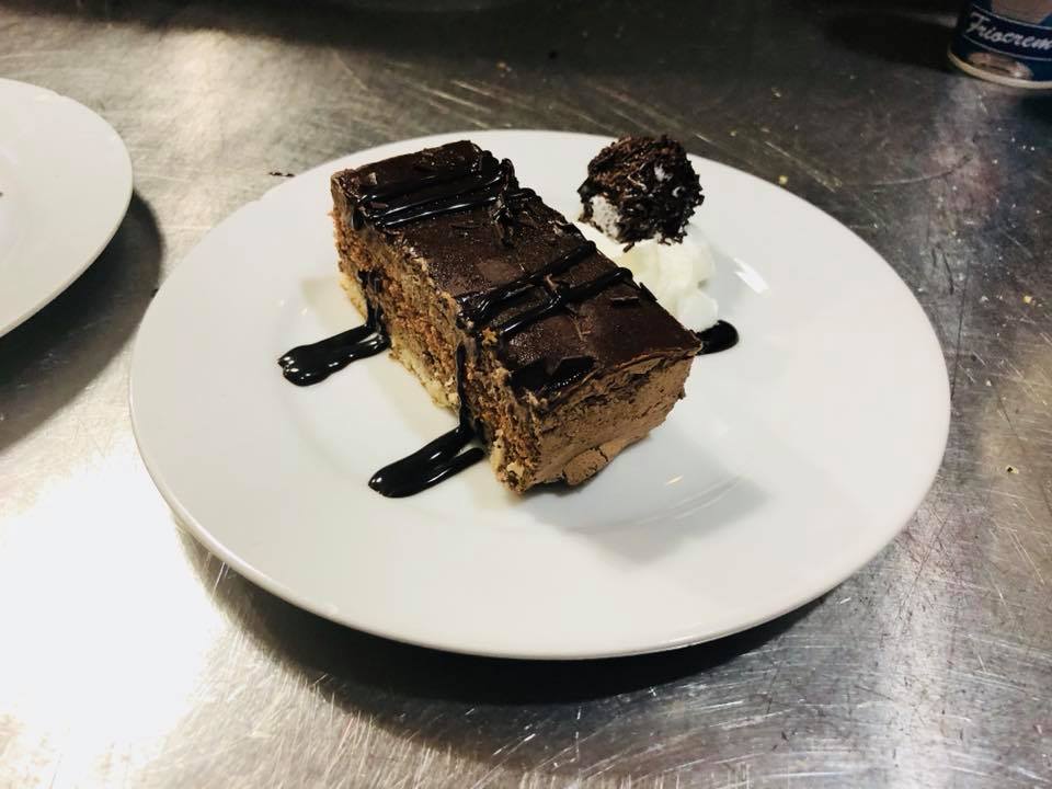 postre-tarta-de-chocolate-con-nata-tabernas-gallegas-barcelona.jpg