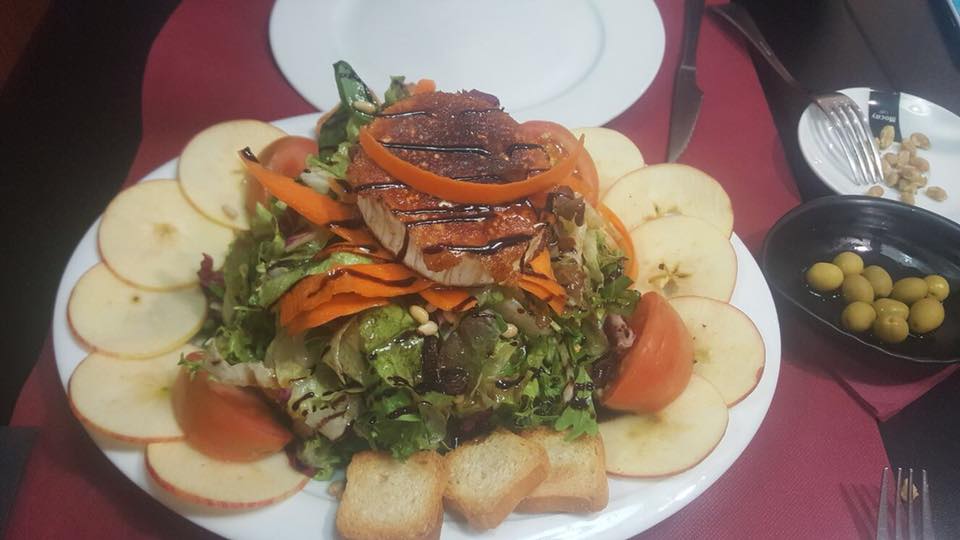 ensalada-con-queso-de-cabra-y-picatostes-restaurante-tabernas-gallegas-barcelona.jpg