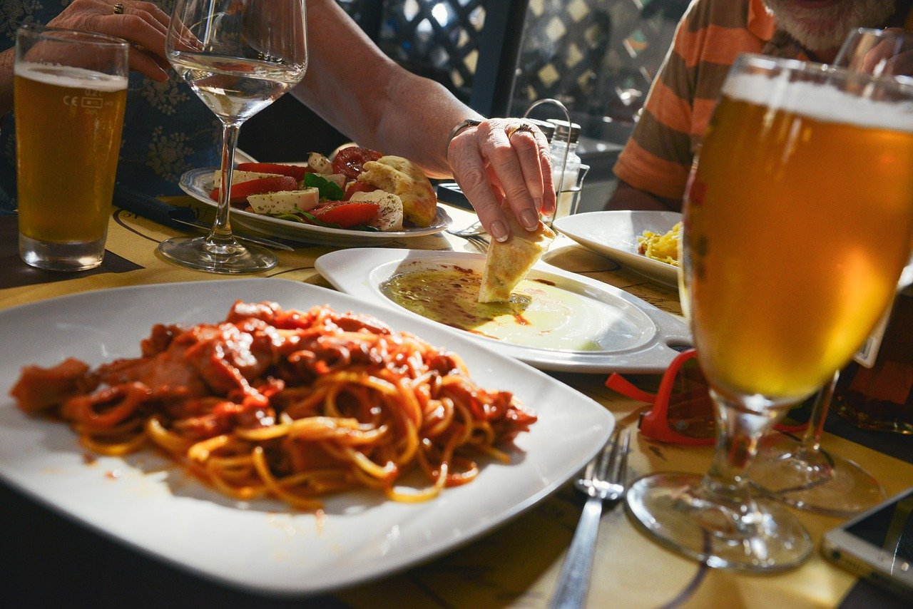 mesa-pasta-verduras-cana-restaurante-valdizarbe-puente-la-reina-navarra.jpg