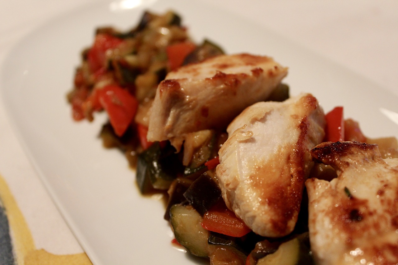 plato-pollo-pimiento-verde-rojo-restaurante-valdizarbe-puente-la-reina-navarra.jpg